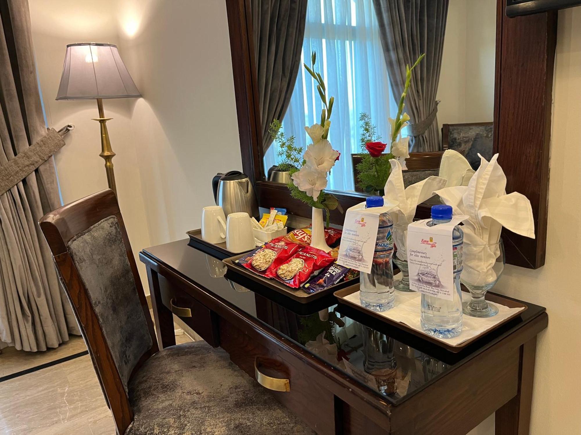 Envoy Continental Hotel Iszlámábád Kültér fotó