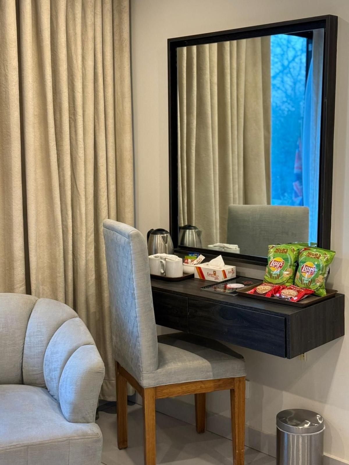 Envoy Continental Hotel Iszlámábád Kültér fotó